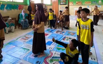 Edukasi Mitigasi Banjir, IMM UMS Manfaatkan Permainan Ular Tangga di SD N 2 Carikan