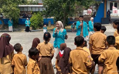 Bangun Resiliensi Bencana Sejak Dini, Mahasiswa UMS Gelar Edukasi Banjir di SDN 2 Carikan