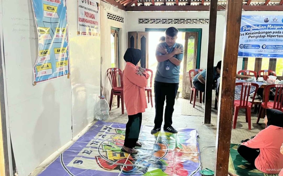 Edukasi Keseimbangan Tubuh, HMP Fisioterapi UMS Gelar Pemeriksaan Fukuda untuk Lansia Jatiyoso