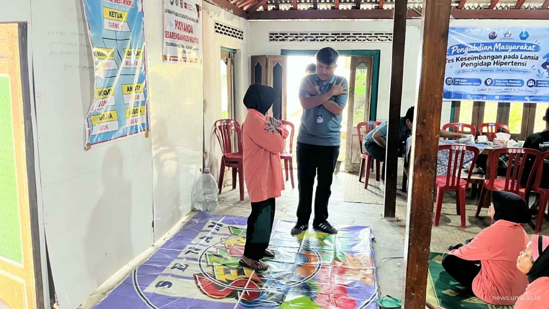 Lansia Lebih Aman Beraktivitas, Mahasiswa UMS Kenalkan Pemeriksaan Keseimbangan Fukuda Galang sedang melakukan pemeriksaan tes keseimbangan (Fukuda)