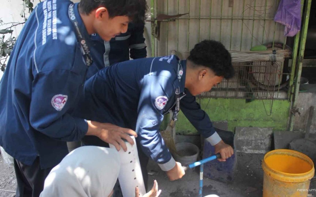 Edukasi Kelola Sampah, Mahasiswa Kesmas UMS Latih Warga Purwogondo Buat Lubang Biopori