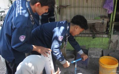 Edukasi Kelola Sampah, Mahasiswa Kesmas UMS Latih Warga Purwogondo Buat Lubang Biopori