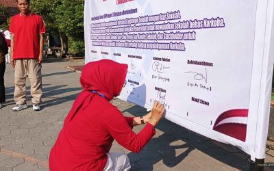 Deklarasikan Sekolah Bersinar, Mahasiswa PLP 2 UMS dan SMPN 2 Kartasura Cegah Narkoba