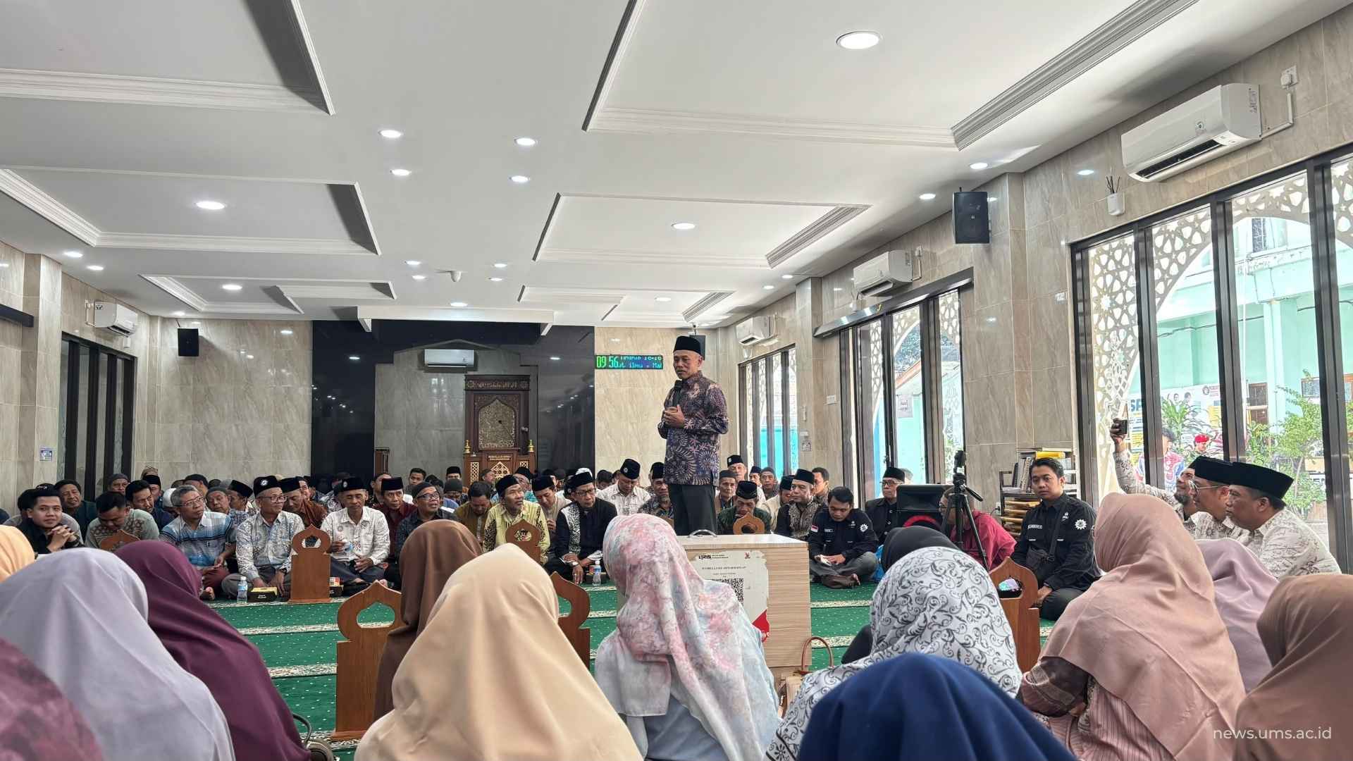 Rektor BIM University Prof. Harun Joko Prayitno M.Hum., berbagi informasi tentang keberadaan BIM University di Masjid KH Ahmad Dahlan, Komplek Perguruan Tinggi Muhammadiyah, Bali. (4/10).