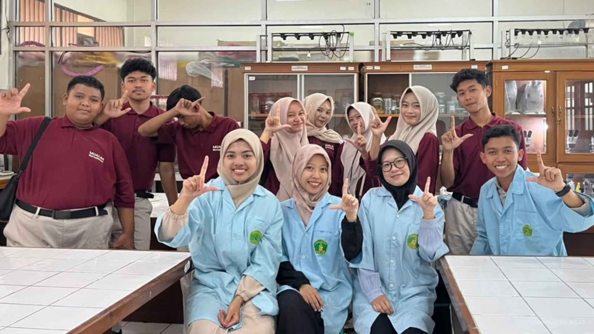 UMS Ajak Siswa MA Muhammadiyah Limpung Rasakan Pengalaman Praktikum