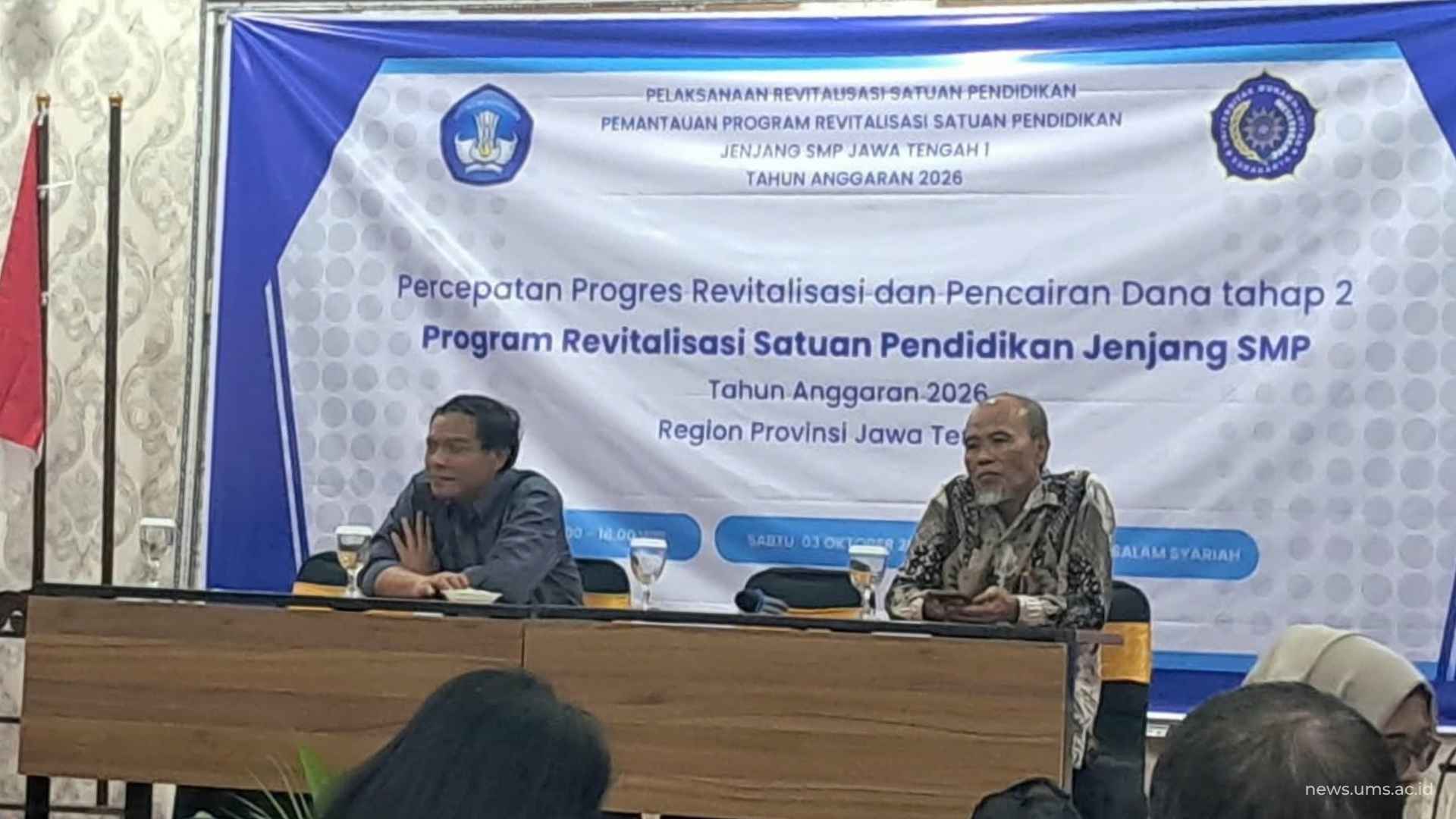 Patmana Yoga (kiri) dari Ditjen SMP memberi pengarahan kepada para Satpen, didampingi Ketua Tim Pelaksana Pemantauan dari UMS (Ir. Nurhasan, MT)
