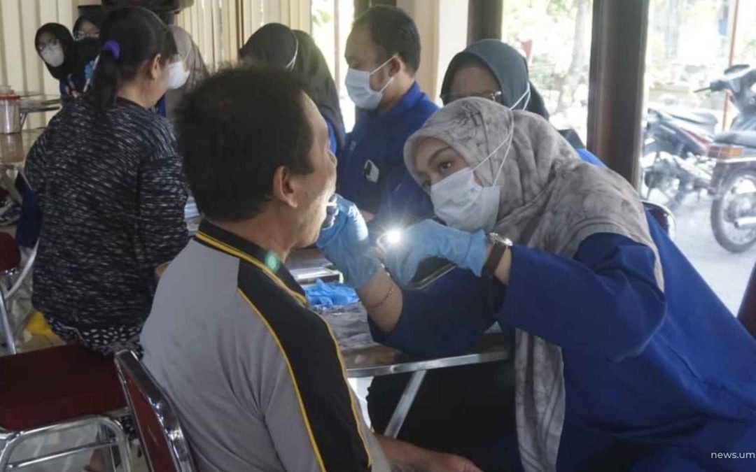 Cegah Kerusakan Gigi Akibat Air Asam, BEM FKG UMS Beri Layanan Kesehatan Gratis Warga TPA Putri Cempo