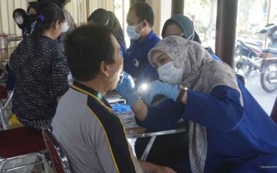 Cegah Kerusakan Gigi Akibat Air Asam, BEM FKG UMS Beri Layanan Kesehatan Gratis Warga TPA Putri Cempo