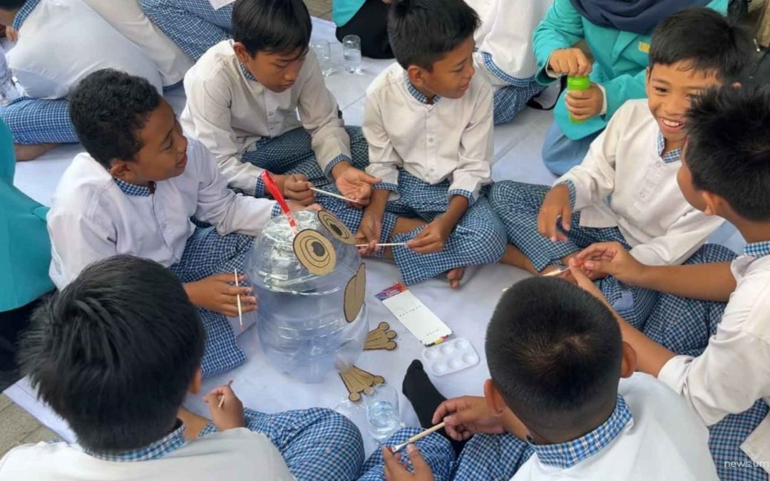 Tingkatkan Kepedulian Lingkungan, Tim P2M UMS Ajak Siswa MIM Gedongan Sulap Galon Bekas