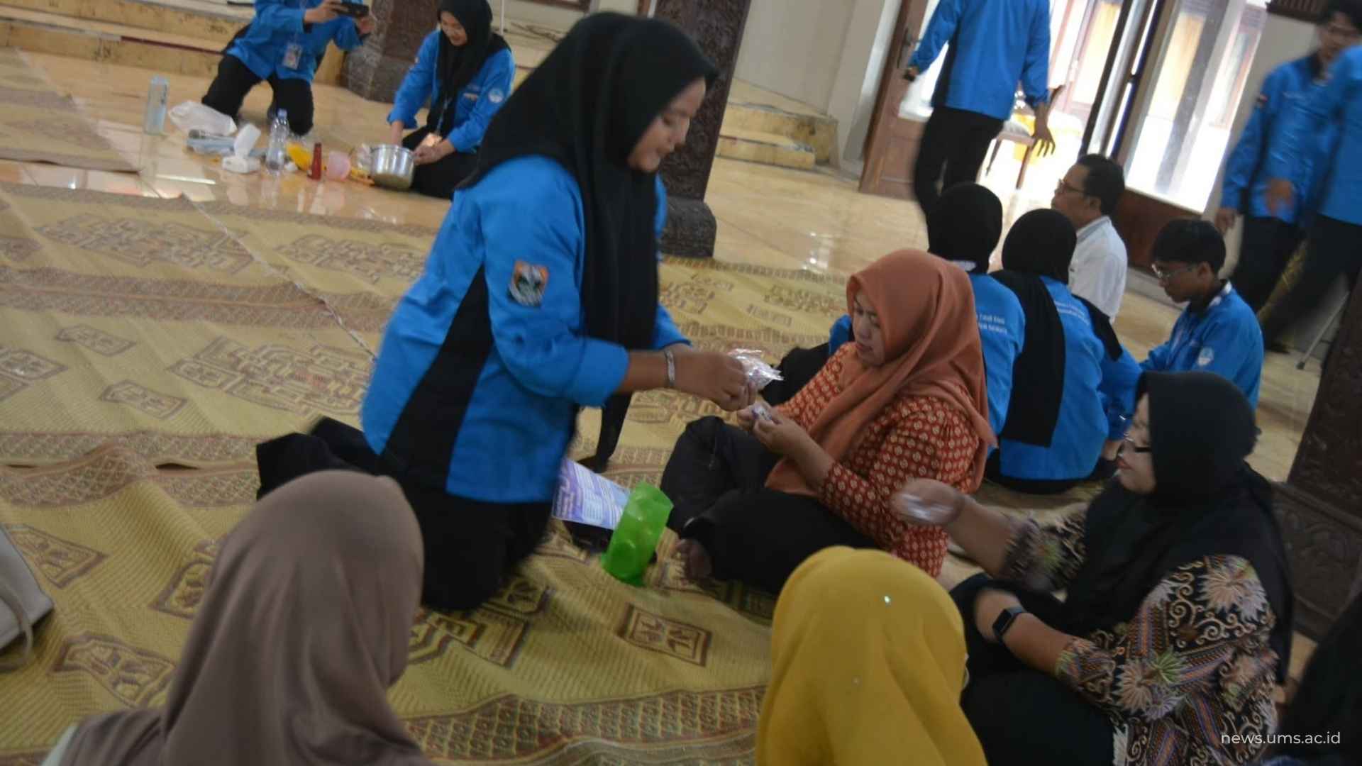 news.ums.ac.id – Mahasiswa Teknik Kimia UMS Sulap Bunga Telang dan Tempurung Kelapa Jadi Produk Bernilai Ekonomi